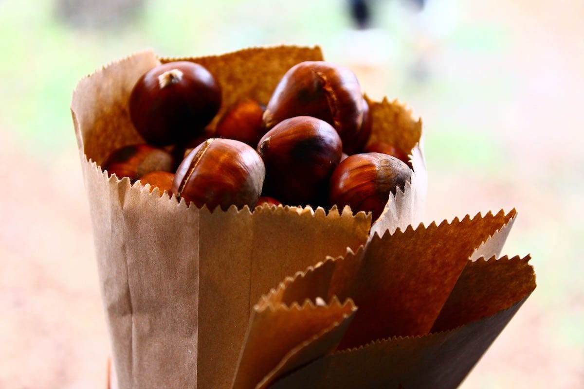 Maroni in der Doppeltüte